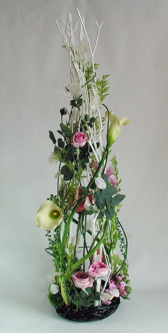 Rising Curve An arrangement with twigs and artificial flowers